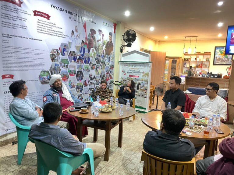 Derry Sulaiman & Ratu Sikumbang Berbagi Semangat di Yayasan Rindang Indonesia